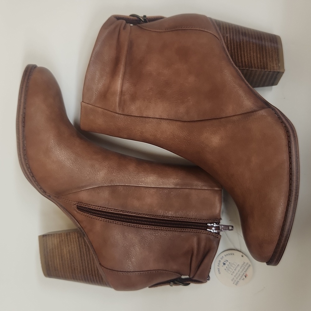 SOLD
BareTraps Brown Ankle Boots Sz 10 - Picture 2 of 5